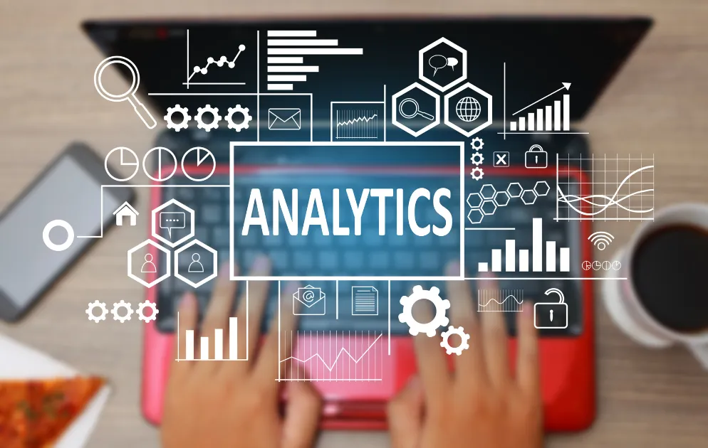 Analytik-Dashboard mit Diagrammen, Grafiken und Datenvisualisierungs-Icons über einem Laptop