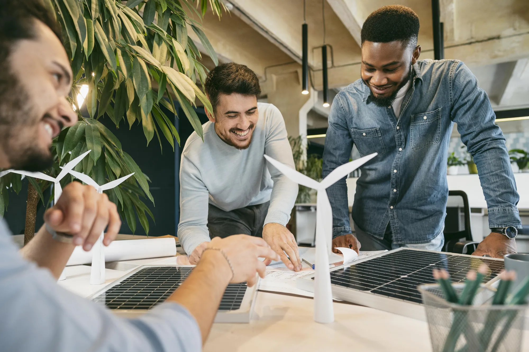 Team bei der gemeinsamen Planung eines Windenergieprojekts